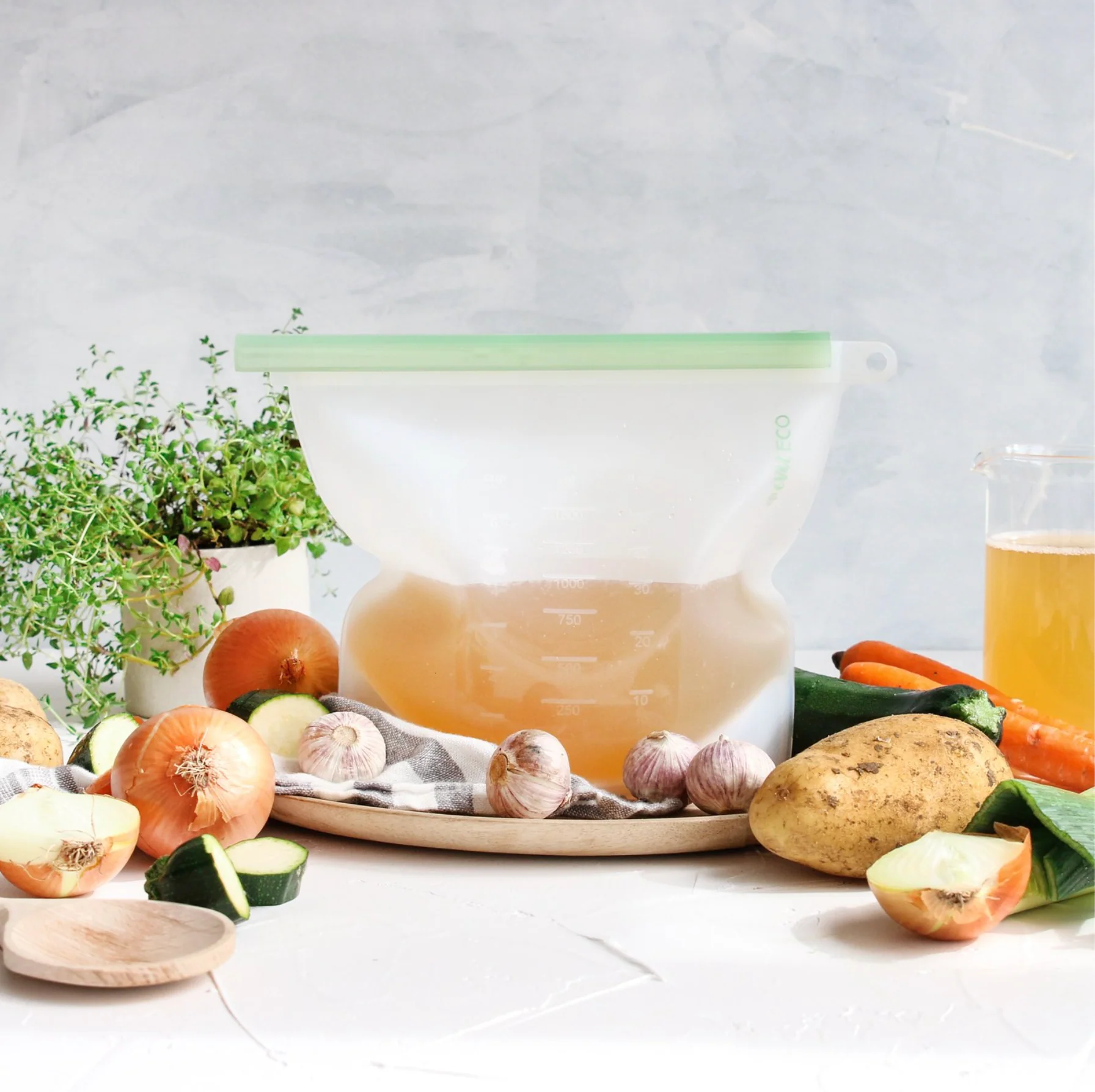 Ever Eco Reusable Silicone Food Pouches 1.5L, Contains 2 Pouches - Image 3