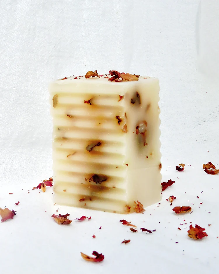 Peachie Collective Rose Geranium & Juniper Berry Soap 100g, With Organic Rose Petals - Image 2